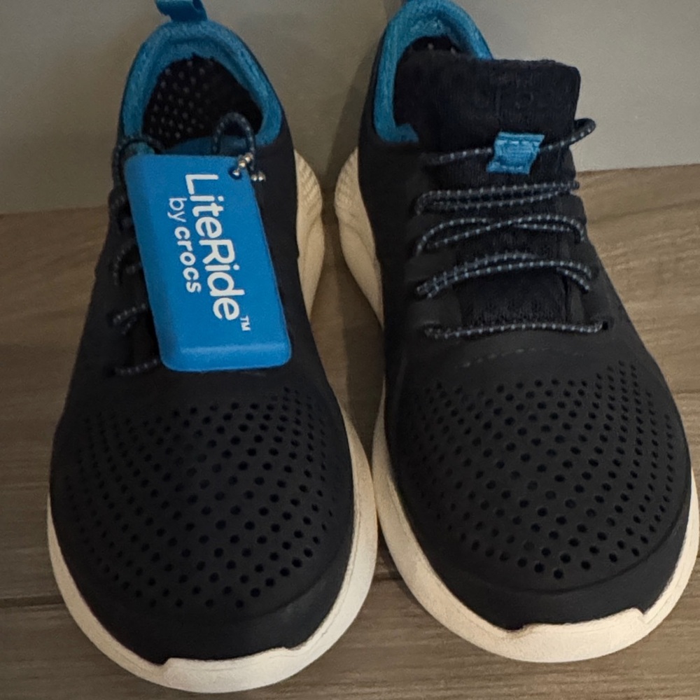 CROCS Kids LiteRide Navy and White Sneakers J2 in size